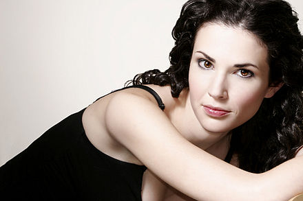 Laura Mennell Height