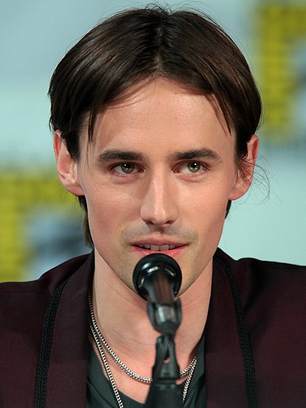 Reeve Carney Height